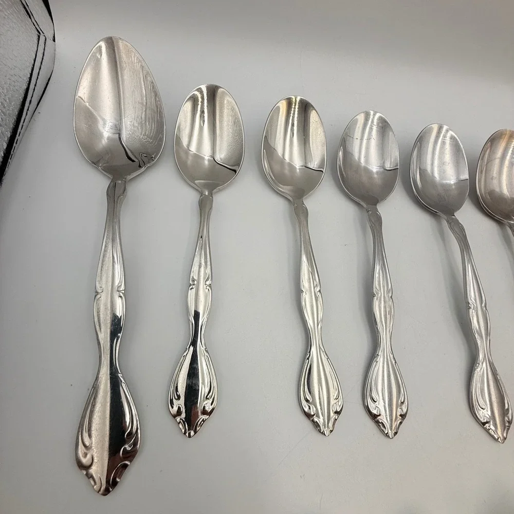 Oneida Andrina 18/8 Stainless Flatware 45 Piece Set Scroll Design Silverware